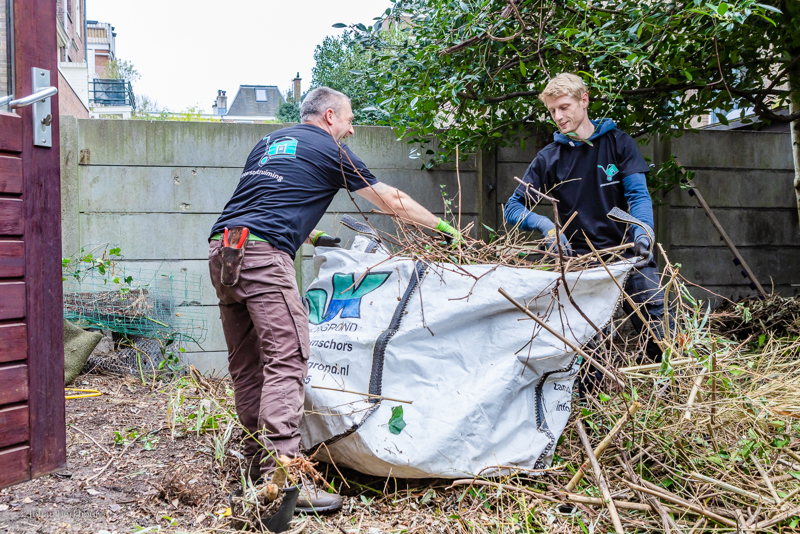 Peters Ontruiming medewerkers bezig met tuin ontruiming